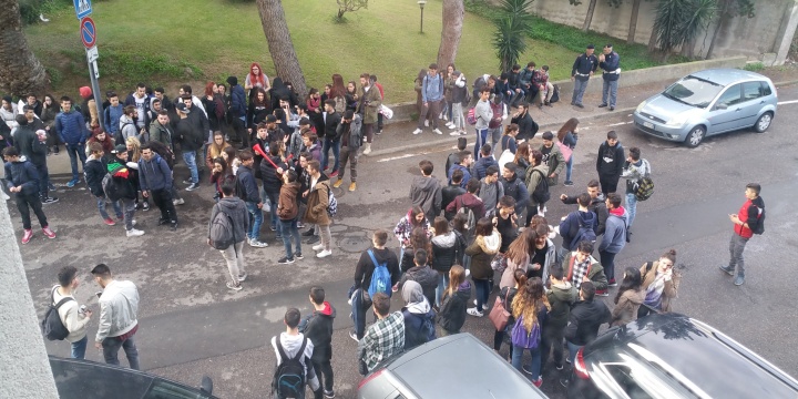 Gli studenti in manifestazione davanti alla Provincia