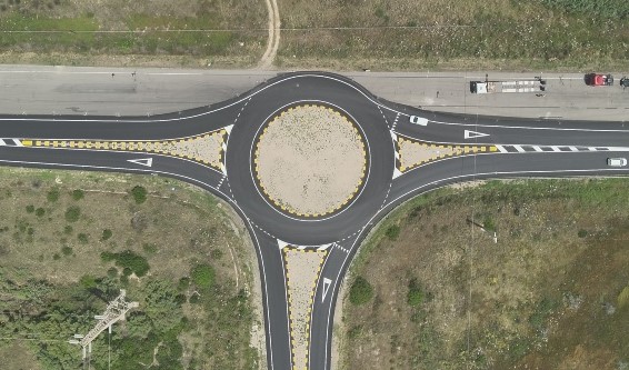 Foto aerea di una rotonda stradale